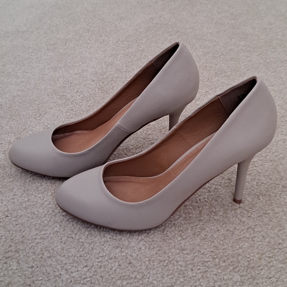 New. Never worn. TAUPE. heels - Picture 1 of 6